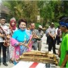 Bupati Kuningan saat mencoba angklung pada acara Ragam Pesona 2015.