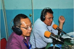 Nara sumber dari BNN Kuningan saat mengudara di RRI Cirebon.