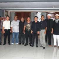 Sejumlah LSM dan Ormas berfoto bersama di gedung DPRD Kuningan.