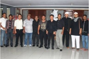 Sejumlah LSM dan Ormas berfoto bersama di gedung DPRD Kuningan.