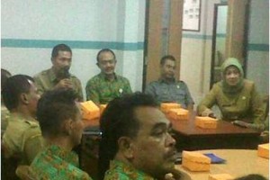 Rombongan Dinas Kesehatan saat visitase ke RC Aria Kamuning