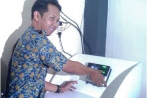 Salah seorang PNS DPRD Kuningan saat absen melalui absensi fingerprint.