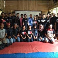 H Amin Santono berfoto bersama dengan fotografer Kuningan.