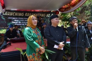 Dari Kika : Yeni Fatmawati (Duta Rakgantang), Denny Chandra, dan Taufan Suranto