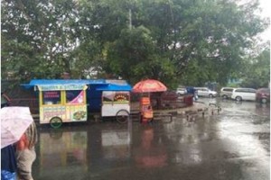 Pedagang diseputer stadion Mashud tampak sepi akibat cuaca yang tidak bersahabat.