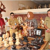 Ketua Deskranada, Hj Ika Acep Purnama saat berkunjung ke pengrajin kerajinan Kuningan.