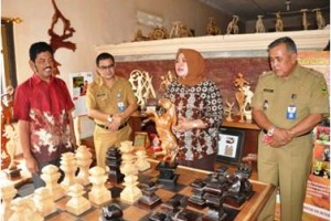 Ketua Deskranada, Hj Ika Acep Purnama saat berkunjung ke pengrajin kerajinan Kuningan.