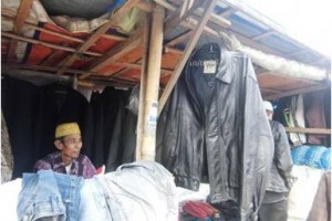 Salah seorang pedagang barang bekas di Jalan Langlangbuana.