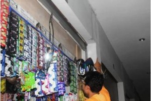 Salah seorang pedagang di pasar Baru saat menunjukan atap bangunan yang bocor.