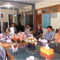 Sejumlah warga Cinagara saat audien denngan ketua Dean, Rana Suparman.