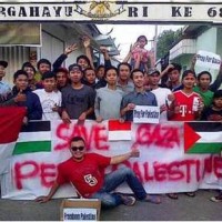 Karang Taruna Garawangi berfoto bersama seuasi menggalang dana.