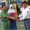 Siswa SMAN Mandirancan saat menerima penghargaan.