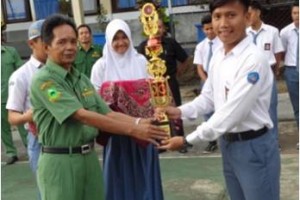 Siswa SMAN Mandirancan saat menerima penghargaan.