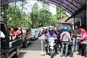 pengunjung baik kendaraan roda dua dan empat ngatri membeli tiket masuk obyek wisata sidomba