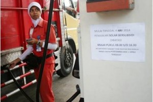Salah seorang petugas SPBU saat melayani pembelian BBM jenis solar