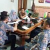 Bagian perdagangan Dinas Perdagangan dan Perindustrian Kuningan saat rapat terkait revitalisasi pasar rakyat.