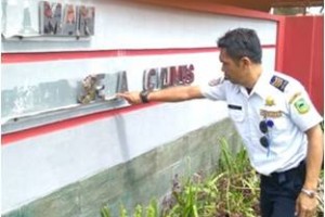 Pejabat Dishub menunjukan kerusakan Pujasera Cilimus