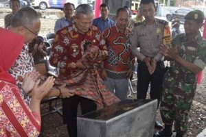 Buoati Kuningan saar meresmikan revitalisasi pasar rakyat