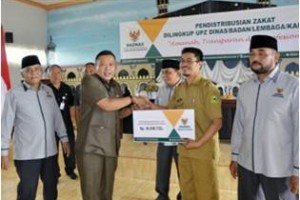 Plt Bupati serahkan zakat 212 UPZ Dinas