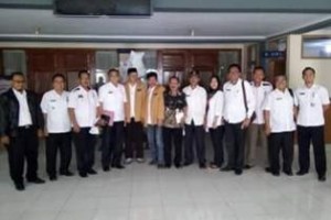 Jajaran Apdesi berphoto di Gedung DPRD