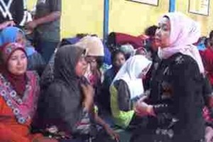Hj Yoyoh Rukiyah bersama pengungsi