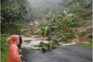 Jalan Blok Cikali Desa Kutawaringin tertutup longsor
