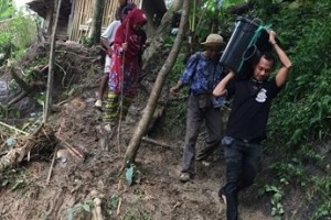 MMc Outsider gotong royong bantu warga korban bencana