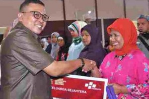 Plt Bupati saat menyerahkan bansos non tunai PKH.