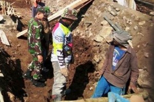 Bersama Warga, Babinsa Buat Saluran Air