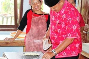 Calon Bupati Nomor 3 H Acep Purnama saat mengunjungi Sentra Pembuatan Ketempling Raos, 