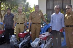 Kelompok Tani Terima Bantuan Tractor