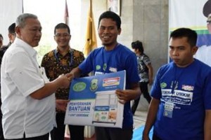 Bupati Kuningan secara simbolis menyerahkan bantuan gerobak kepada pelaku UMKM Kuningan.