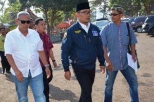 Gubernur Jabar, Ridwan Kamil beserta rombongan saat meninjua ow Waduk Darma.
