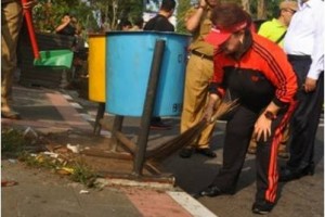 Bupati Kuningan, Hj Utje CH Suganda Terjun Langsung Bersihkan Jalan