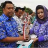 Bupati Kuningan saat menyerahkan penghargaan pada peringatan Hari Koperasi.