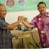 Kepala BTNGC lama dan Baru berjabat tangan seusai serah terima jabaran.