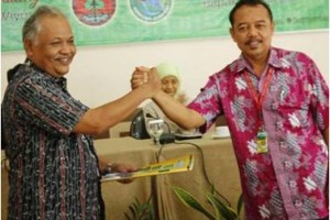 Kepala BTNGC lama dan Baru berjabat tangan seusai serah terima jabaran.