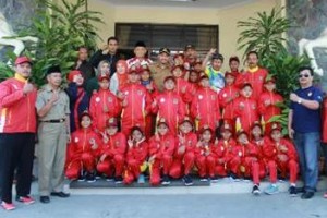 Wabup berfoto bersama usai melepas atlet Oltrad Kuningan.