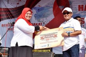 Penyerahan bea siswa untuk anak terdampak HIV/AIDS.
