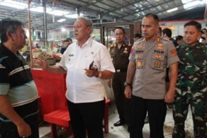 Bupati Kuningan bersama FKPD saat mamantau suasana pasar baru.