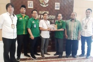 Pemuda PUI berfoto bersama dengan KSP, Eko Sulistiyo usai pertemauan.