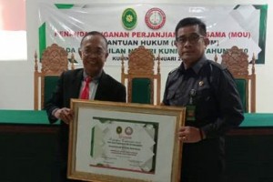 Ketua PN Kuningan berfoto bersama usai penandatanganan kerjasama.