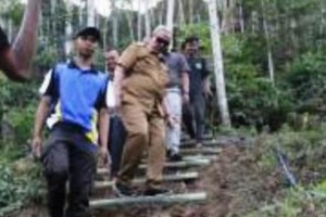 Bupati Kuningan saat mengunjungi Desa Longkewang.
