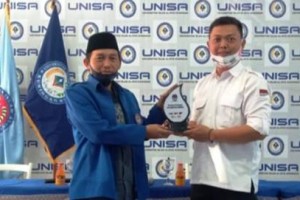 Rektor Unisa dan Ketua KPU Kuningan berfoto bersama usai penandatanganan MoU.