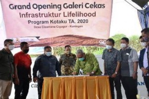Bupati Kuningan saat meresmikan Galeri Cekas UKM Desa Cisantana.