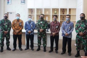 Pangkogabwilhan I berfoto bersama disela-sela kunjungannya.