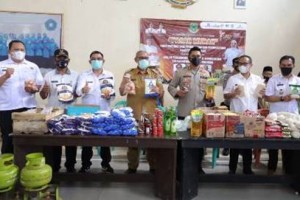 Bupati Kuningan berfoto bersama usai  monitoring pasar murah.