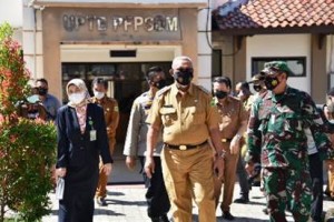 Bupati Kuningan sesaat setelah meresmikan Pusat Isolasi Terpadu Covid-19