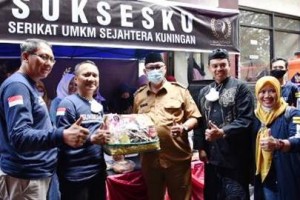 Bupati Kuningan berfoto bersama para pelaku UKM Kuningan.