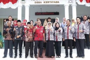 Kadiskominfo berfoto bersama usai mengikuti kegiatan peluncuran layanan e-peduli.